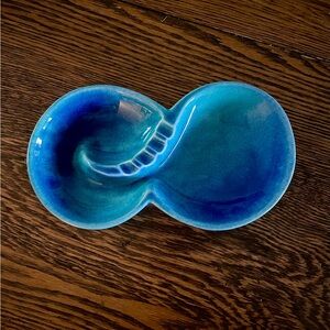 Royal Haeger Vintage 164 Pretty Bahama Blue pottery ashtray w/ infinity/figure 8